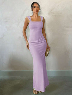 Vestido maxi ajustado morado malva con tirantes anchos y escote cuadrado, ideal para eventos elegantes.