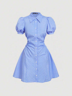 Vista frontal de un vestido camisero corto de color azul con rayas blancas verticales, mangas cortas abullonadas y cierre de botones.