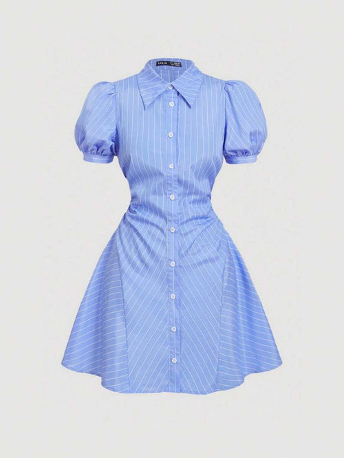Vista frontal de un vestido camisero corto de color azul con rayas blancas verticales, mangas cortas abullonadas y cierre de botones.
