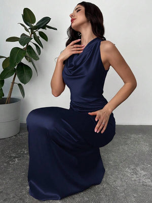 Silueta completa de un vestido de noche largo azul marino sin mangas.