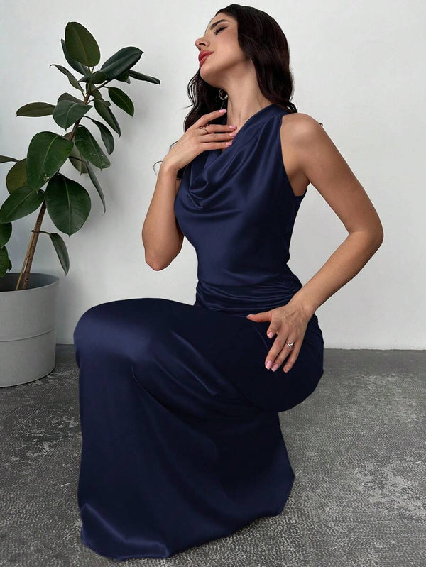 Silueta completa de un vestido de noche largo azul marino sin mangas.