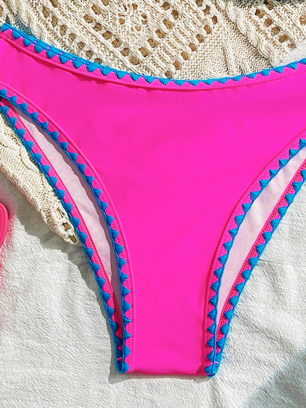 Detalle del bikini halter de 2 piezas multicolor con ribete en contraste