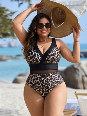 Detalle del escote en V del Traje De Baño Entero Negro Con Estampado De Leopardo