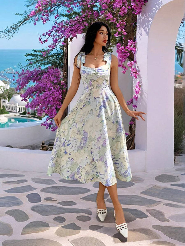 Vestido púrpura malva floral con tirantes y falda midi fluida.