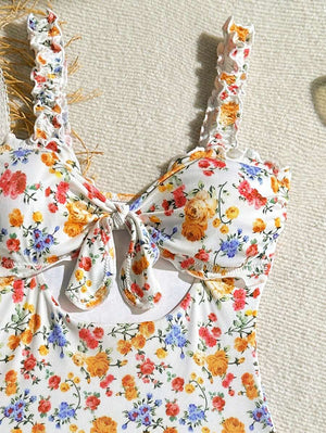Detalle del tejido acanalado y el borde con volantes de un bañador floral de una pieza.