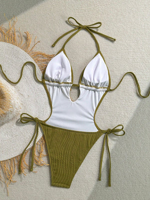 Vista trasera del traje de baño verde oliva con abertura.