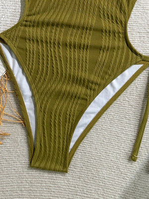 Detalle de textura tricotada en traje de baño verde oliva.