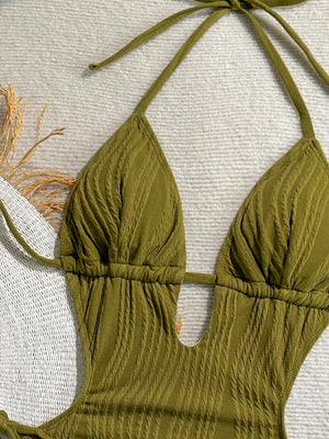 Escote halter del traje de baño verde oliva sexy.