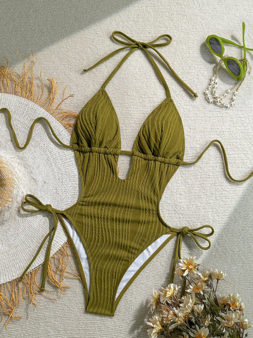 Traje de baño verde oliva halter con cordones ajustables.
