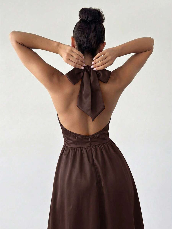 Detalle de la falda con vuelo de un vestido midi elegante color marrón.