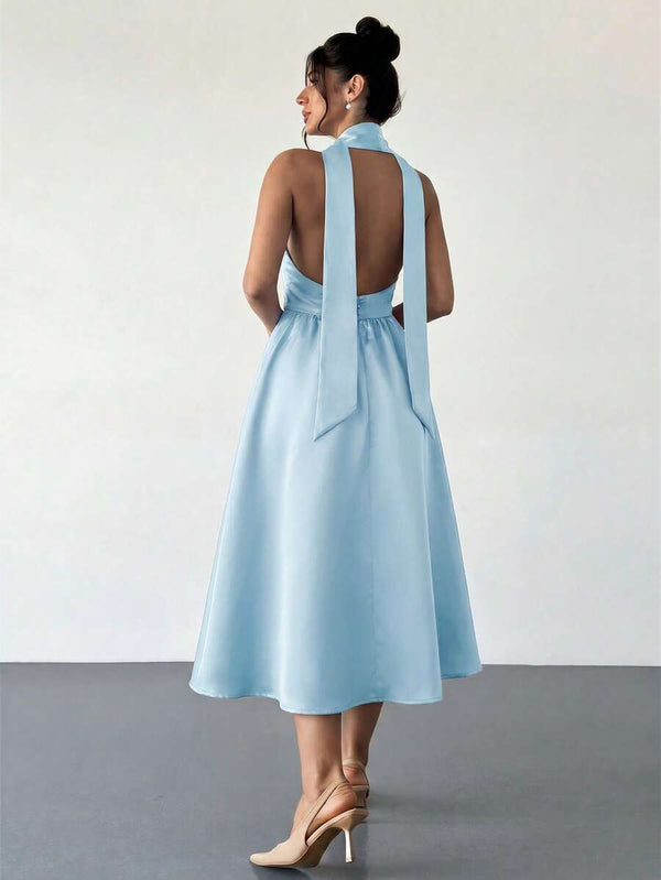Vista de perfil de un vestido de fiesta celeste satinado con escote en V y cuello tipo choker.