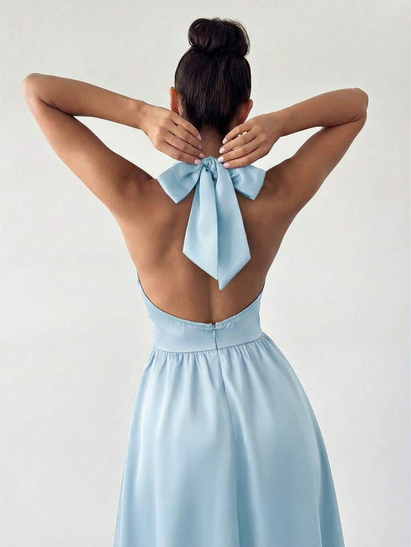 Detalle de la falda fluida de un vestido midi celeste estilo A-line.
