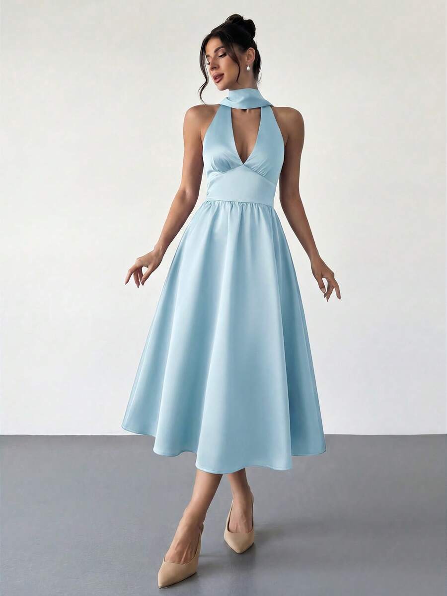 Mujer modelando un vestido midi elegante color celeste con cuello halter y falda A.