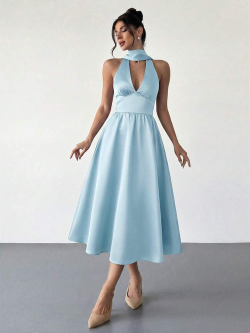 Mujer modelando un vestido midi elegante color celeste con cuello halter y falda A.