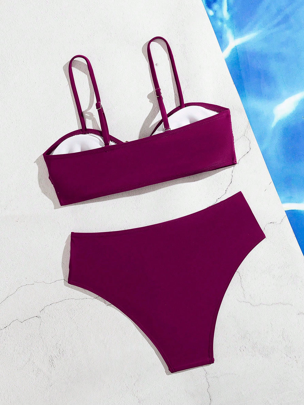 Bikini burdeos con detalle de estrella dorada vista frontal.
