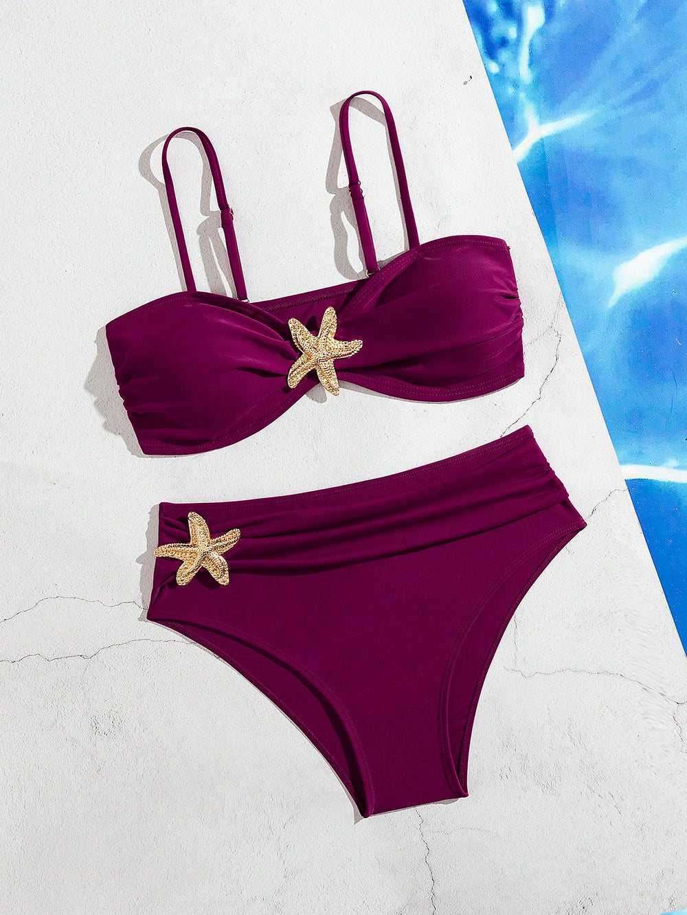 Bikini burdeos con detalle de estrella dorada vista frontal.
