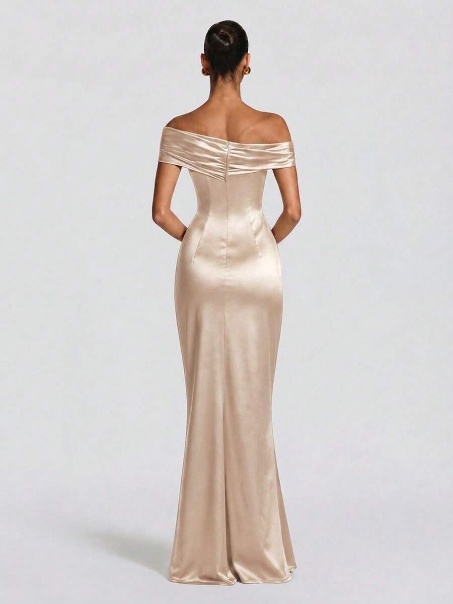 Vestido de gala largo color champán con escote de hombros descubiertos.