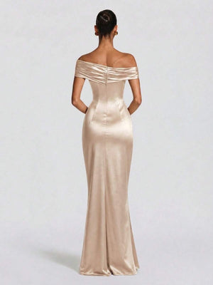 Primer plano del torso de un vestido satinado con drapeado en el busto.