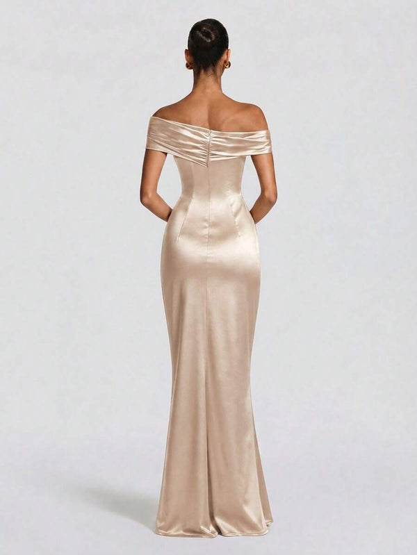 Primer plano del torso de un vestido satinado con drapeado en el busto.