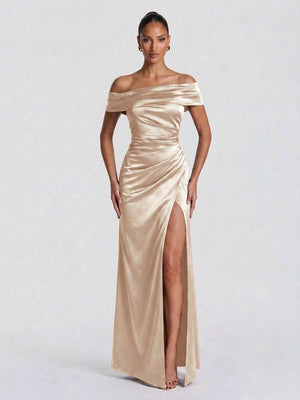 Detalle de la falda de un vestido elegante con abertura alta en la pierna.