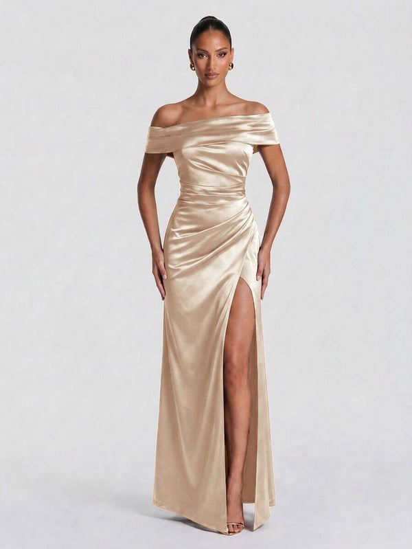 Detalle de la falda de un vestido elegante con abertura alta en la pierna.