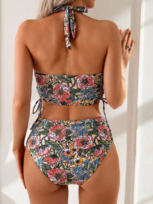 Espalda descubierta del bikini floral con cordones ajustables.