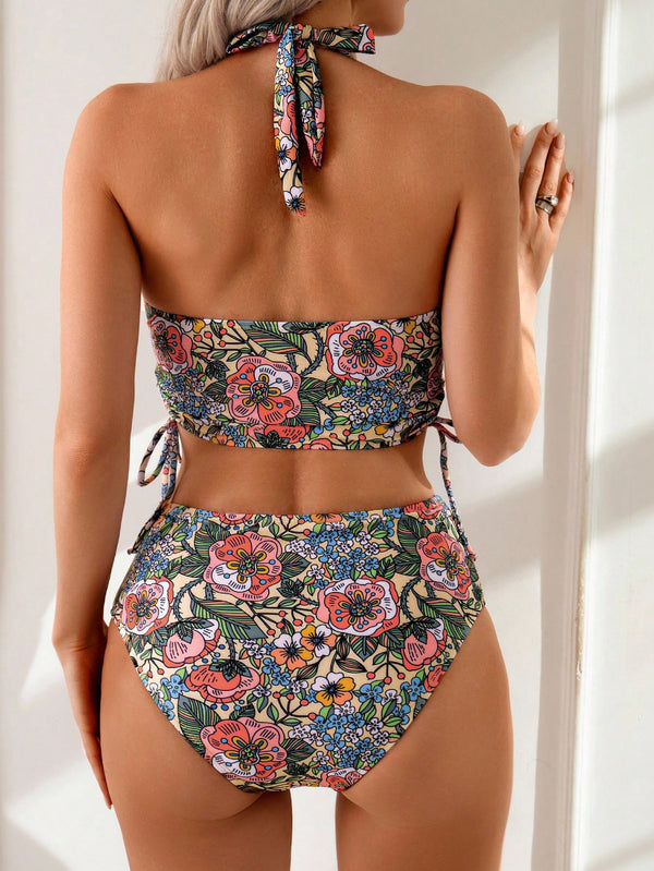 Espalda descubierta del bikini floral con cordones ajustables.