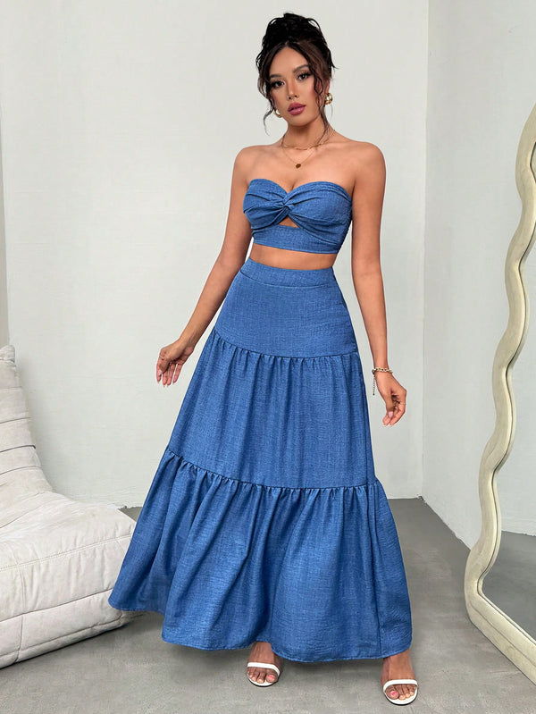 Detalle del fruncido en top bandeau azul