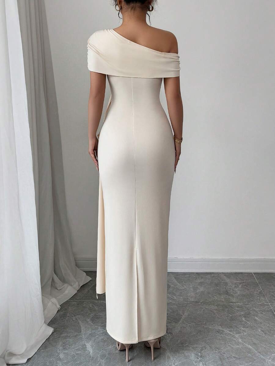 Vista completa de mujer vistiendo un vestido largo de fiesta color crema con escote asimétrico y drapeado lateral.