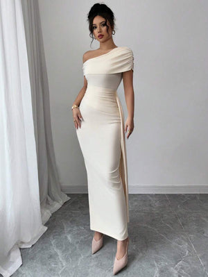 Detalle de la parte inferior del vestido de fiesta largo y el drapeado lateral, combinado con zapatos de punta.