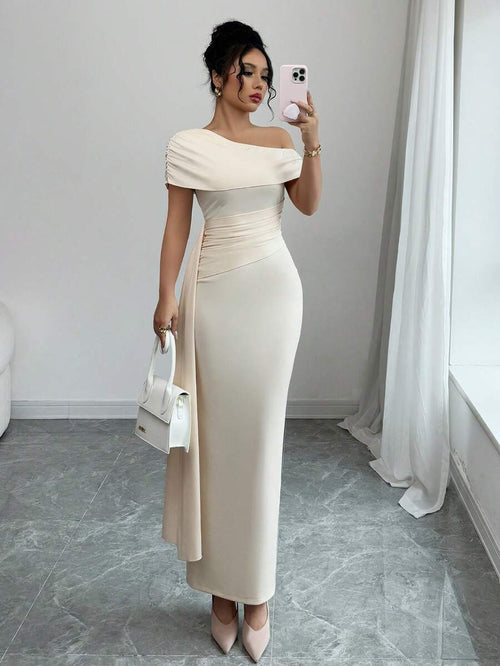 Vista completa de mujer vistiendo un vestido largo de fiesta color crema con escote asimétrico y drapeado lateral.