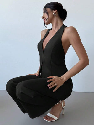 Vista de perfil de una mujer luciendo un conjunto negro de chaleco halter sin espalda y pantalón ancho.