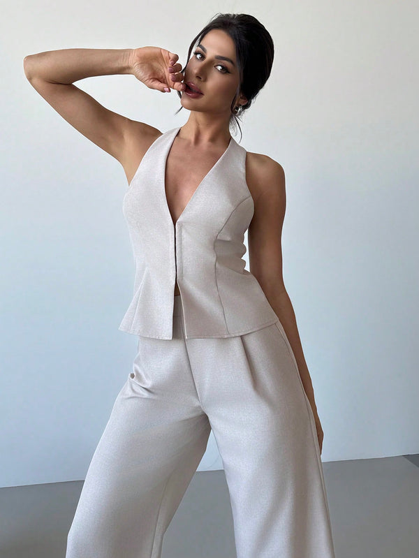 Vista posterior del conjunto halter elegante para mujer.