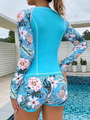 Primer plano de la manga larga con estampado tropical de un traje de baño tipo rash guard.