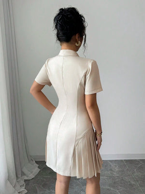 Vista trasera del vestido corto elegante albaricoque con plisado.