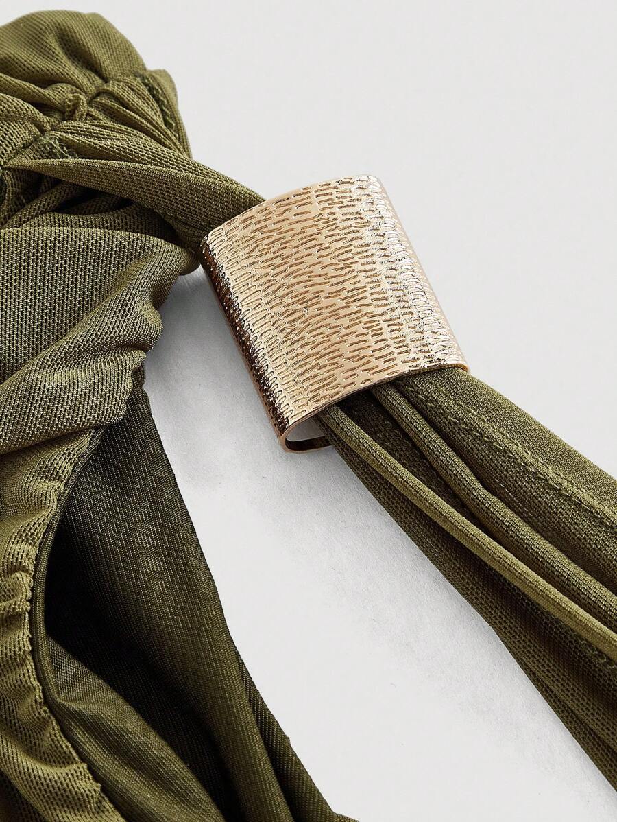 Vestido midi ajustado de un solo hombro en color verde militar con detalle fruncido.