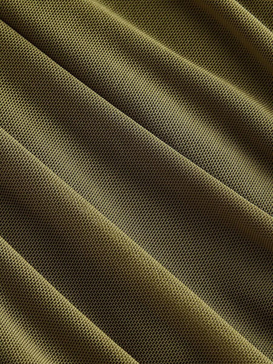 Vestido midi ajustado de un solo hombro en color verde militar con detalle fruncido.