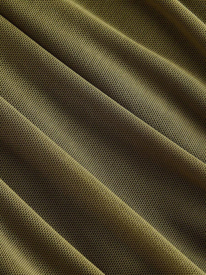 Primer plano de la textura fruncida en la parte inferior del vestido midi color verde militar.