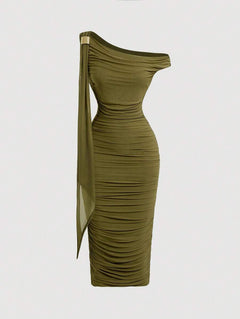 Vestido midi ajustado de un solo hombro en color verde militar con detalle fruncido.