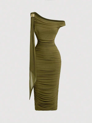 Vestido midi ajustado de un solo hombro en color verde militar con detalle fruncido.