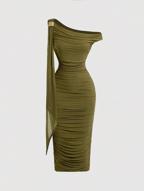 Vestido midi ajustado de un solo hombro en color verde militar con detalle fruncido.