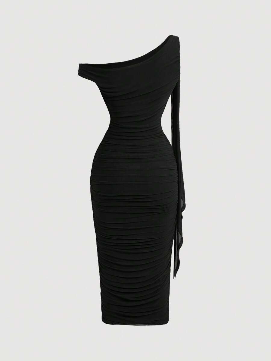 Vista completa de un vestido midi negro asimétrico de un solo hombro con fruncido y un detalle drapeado.
