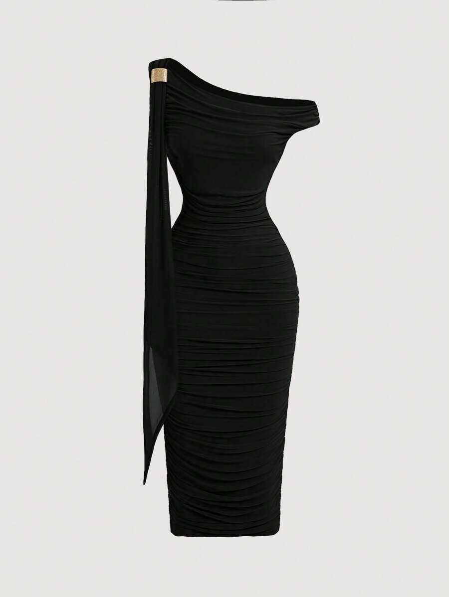 Vista completa de un vestido midi negro asimétrico de un solo hombro con fruncido y un detalle drapeado.