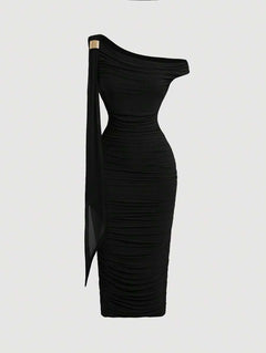 Vista completa de un vestido midi negro asimétrico de un solo hombro con fruncido y un detalle drapeado.