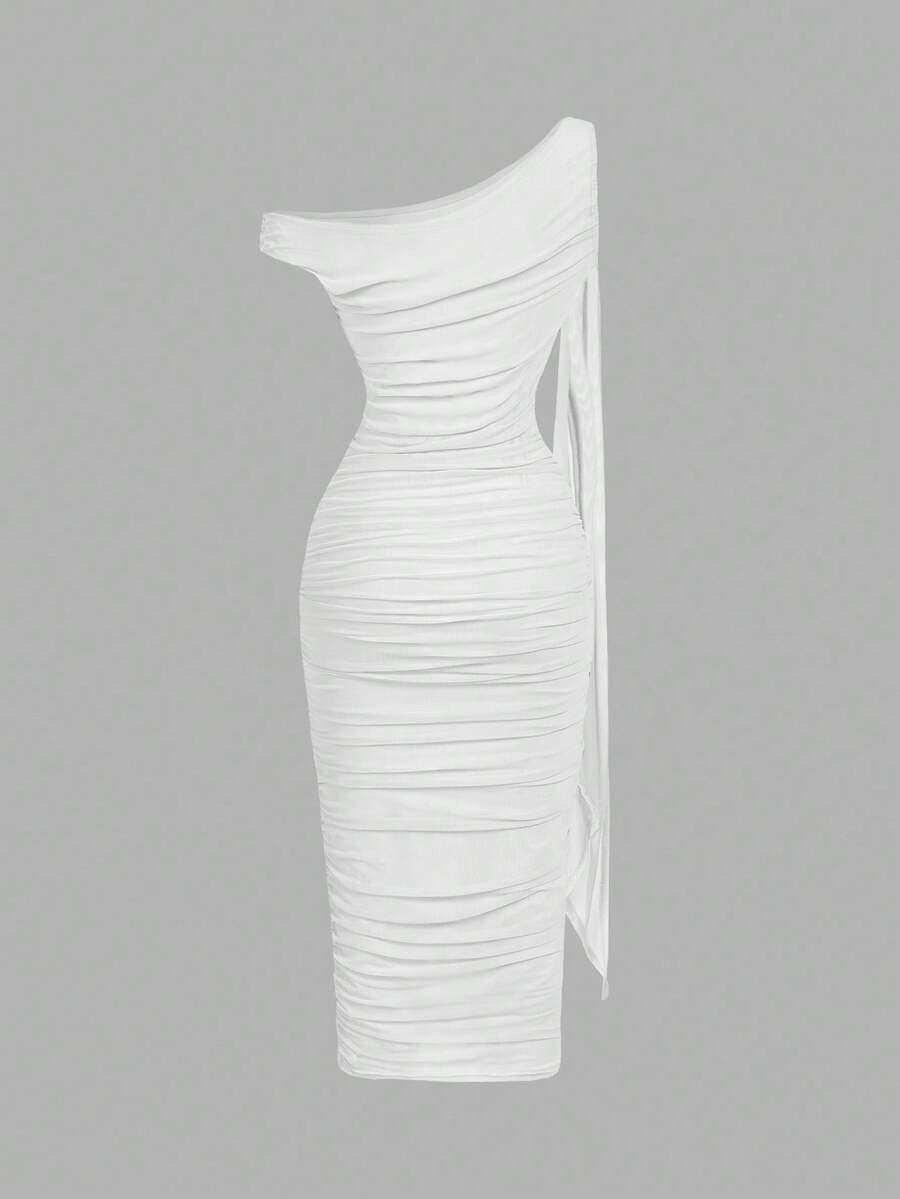 Vista frontal de vestido midi blanco asimétrico con drapeado y detalle en el hombro.