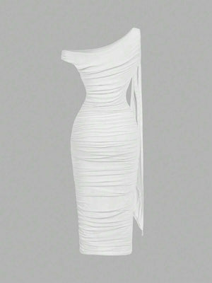 Detalle del escote de un solo hombro de un vestido blanco con adorno metálico.