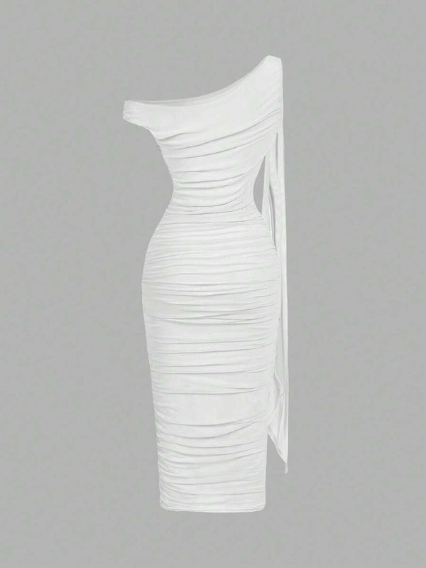 Detalle del escote de un solo hombro de un vestido blanco con adorno metálico.