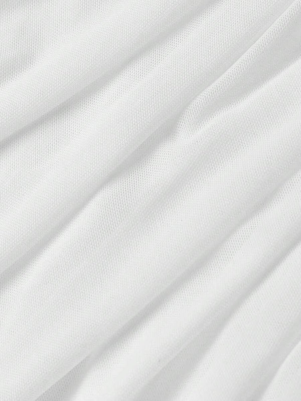 Vista del drapeado en la falda de un vestido blanco ajustado.