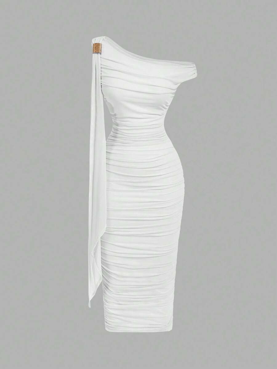 Vista frontal de vestido midi blanco asimétrico con drapeado y detalle en el hombro.