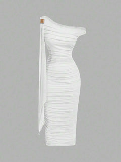 Vista frontal de vestido midi blanco asimétrico con drapeado y detalle en el hombro.